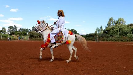 Coiffé d'une crinière de lion, ce jeune Oromo avance fièrement sur son cheval paré de rubans et de pompons aux couleurs de son ethnie. La tradition sert de socle solide à la jeunesse tumultueuse d'Oromia. (TIKSA NEGERI / REUTERS)