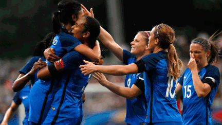 &nbsp; (Les joueuses de l'équipe de France de football autour de leur capitaine, Wendie Renard © AFP / THOMAS SAMSON)