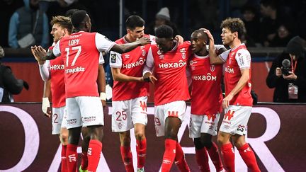 La joie des Rémois après l'égalisation de Folarin Balogun, le 29 janvier 2023 contre le PSG, lors de la 20e journée de Ligue 1. (MATTHIEU MIRVILLE / AFP)