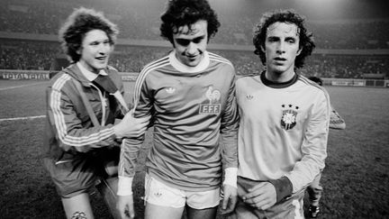 Le footballer Michel Platini quitte le terrain du Parc des Princes sous les applaudissements des spectateurs, le 1er avril 1978, avec une victoire 1 à 0 de la France face au Brésil. (STRINGER / AFP)