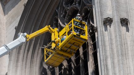 Des ouvriers travaillent sur la façade de la cathédrale de Nantes, le 18 juillet 2020. (ESTELLE RUIZ / NURPHOTO / AFP)