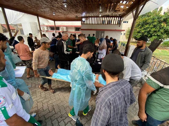 Des Palestiniens blessés sont acheminés dans la cour de l'hôpital Al-Ahli, dans la bande de Gaza, le 14 novembre 2023. (MONTASER ALSAWAF / ANADOLU)