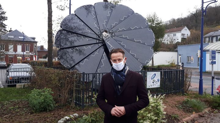 Le maire de Malaunay,&nbsp;Guillaume Coutey, devant la "smartflower", un tournesol solaire qui alimente le réseau informatique de la mairie. (SANDRINE ETOA-ANDEGUE / RADIO FRANCE)