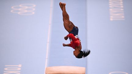 La gymnaste américaine Simone Biles lors de l'épreuve du saut du concours général par équipes des Jeux olympiques de Tokyo, au Japon, le 27 juillet 2021. (MARTIN BUREAU / AFP)