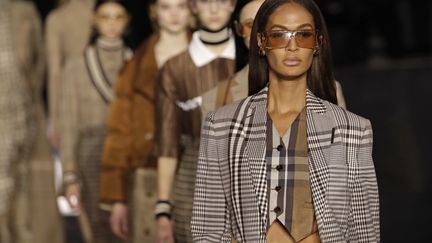 La mannequin Joan Smalls au show Burberry pendant la London Fashion Week le 17 février 2020 (JOHN PHILLIPS/BFC / GETTY IMAGES EUROPE)