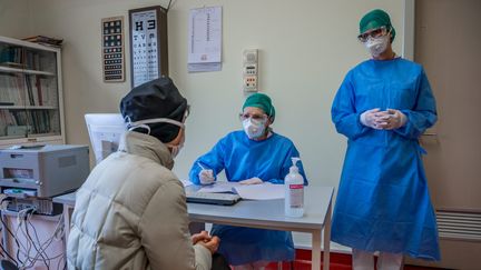 Des médecins et un patient à l'hôpital de Crémone dans le nord de l'Italie. Illustration.&nbsp; (CARLO COZZOLI / MAXPPP)