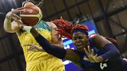 L'intérieure tricolore Isabelle Yacoubou au combat dans la raquette (JAVIER SORIANO / AFP)