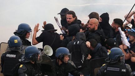 La gendarmerie a dû intervenir au sein du parcage visiteurs occupé par des supporters de l'Olympique de Marseille durant le match de l'OM à Ajaccio en Ligue 1, le 3 juin 2023 (PASCAL POCHARD-CASABIANCA / AFP)