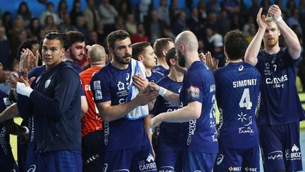 Les joueurs de Montpellier après leur victoire contre Barcelone. (GUILLAUME HORCAJUELO / EPA)