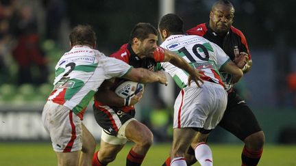 Le Toulonnais S&eacute;bastien Tillous-Borde face &agrave; deux Biarrots, au Twickenham Stoop de Londres. (IAN KINGTON / AFP)