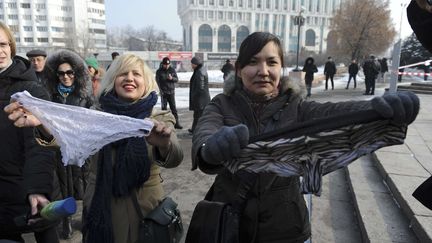 Des femmes protestent le 16 f&eacute;vrier 2014 &agrave; Almaty (Kazakhstan)&nbsp;contre l'interdiction de la vente, de la production et de l'importation de slips et de culottes en synth&eacute;tique, qui entrera en vigueur le 1er juillet 2014. (VLADIMIR TRETYAKOV / AP / SIPA)