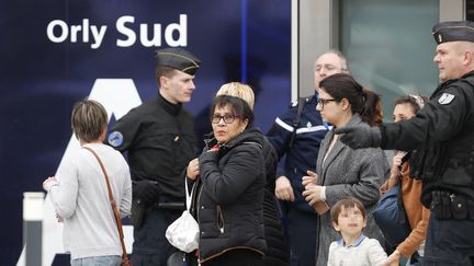 Des policiers évacuent l'aéroport d'Orly le 18 mars 2017.&nbsp; (BENJAMIN CREMEL / AFP)