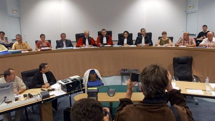 La cour et les jurés à l'intérieur de la salle d'audience, le 18 Juillet 2005 au palais de justice d'Angers. (AFP - Alain Jocard)