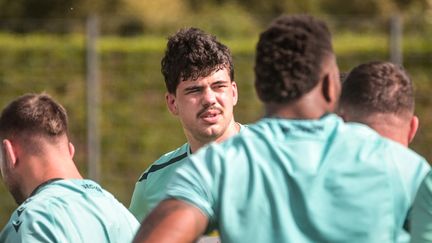 Le deuxième ligne palois, Hugo Auradou, lors de son retour à l'entraînement collectif dans son club, le 18 septembre 2024. (QUENTIN TOP / AFP)