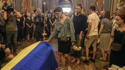 Des parents et des amis à la cathédrale Saint-Michel pour Victoria Amelina, à Kiev, le 4 juillet 2023. (MAXYM MARUSENKO / NURPHOTO)
