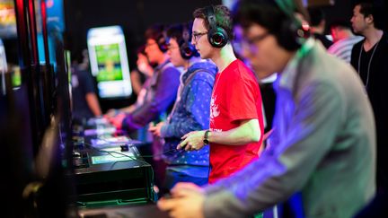 Des gens s'amusent avec des jeux vidéos au Tokyo Game Show, le 21 septembre 2018.&nbsp; (MARTIN BUREAU / AFP)