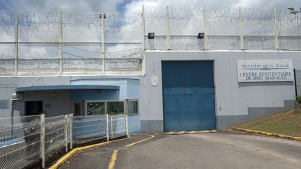 Le centre pénitentiaire de&nbsp;Baie-Mahault, en Guadeloupe, le 3 juillet 2016. (HELENE VALENZUELA / AFP)