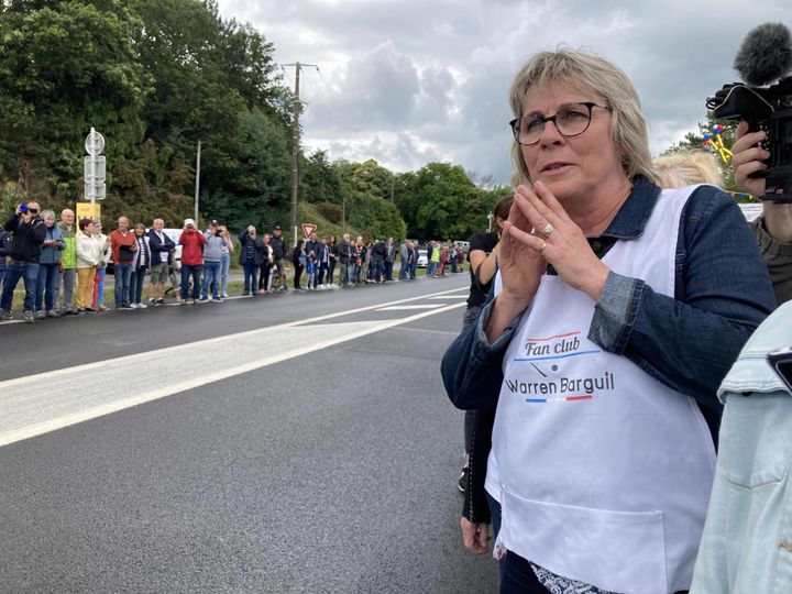 Betty Barguil, la mère de Warren, avant le passage des coureurs le 28 juin 2021, lors de la 3e étape du Tour de France. (AH)