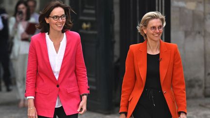 La ministre de la Transition écologique, Amélie de Montchalin (à gauche), et la ministre de la Transition énergétique, Agnès Pannier-Runacher (à droite), lors de la&nbsp;passation de pouvoir à Paris, le 20 mai 2022. (EMMANUEL DUNAND / AFP)