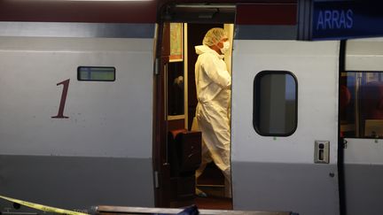 Des policiers collectent des preuves dans le Thalys dans lequel un homme lourdement arm&eacute; a tent&eacute; de tirer sur des passagers, blessant deux personnes, vendredi 21 ao&ucirc;t 2015.&nbsp; ( PASCAL ROSSIGNOL / REUTERS)