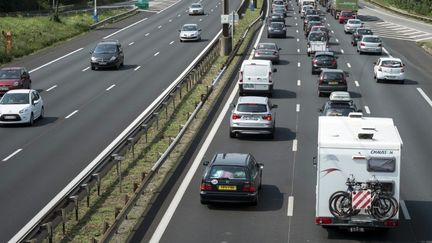 Des voitures roulent sur l'A6, pr&egrave;s de Lyon, le 30 juin 2012.&nbsp; (JEAN-PHILIPPE KSIAZEK / AFP)