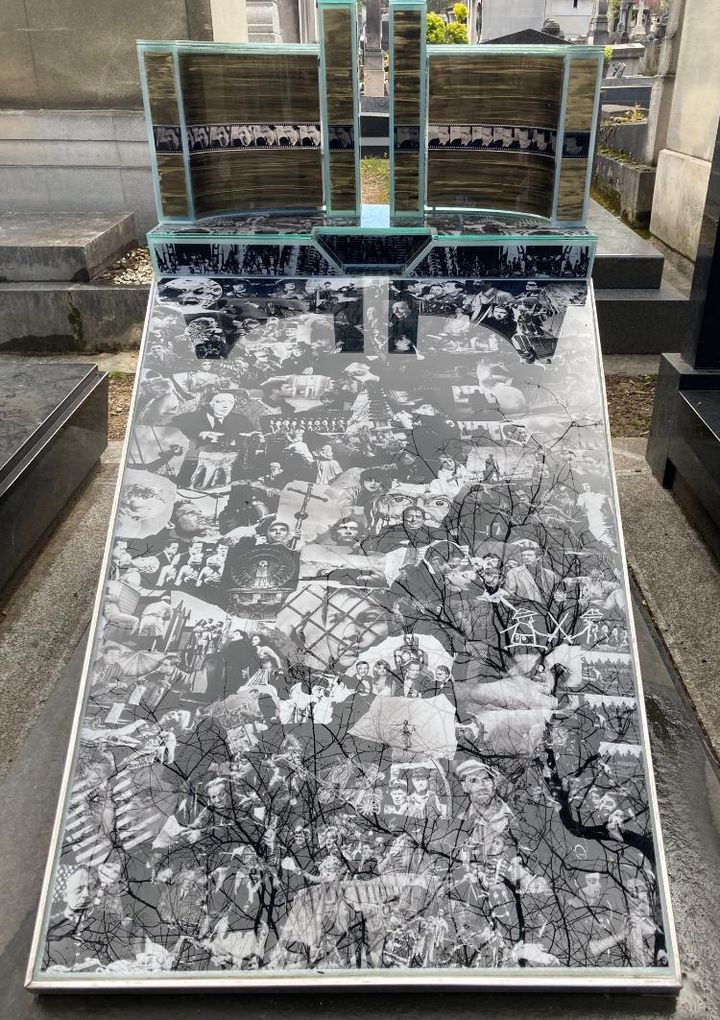 La dalle de la tombe d'Henri Langlois au cimetière Montparnasse à Paris (2023). (JACKY BORNET)