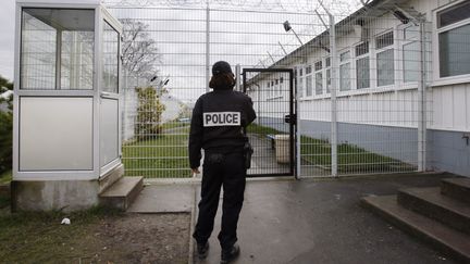 Une polici&egrave;re surveille les portes du centre de r&eacute;tention du Bois de Vincennes &agrave; Paris, le 4 janvier 2008.&nbsp; (BERTRAND GUAY / AFP)