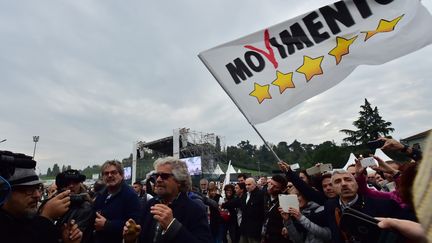 Beppe Grillo, leader du Mouvement 5 étoiles, sur le circuit d'Imola, le 18 octobre 2015. (GIUSEPPE CACACE / AFP)