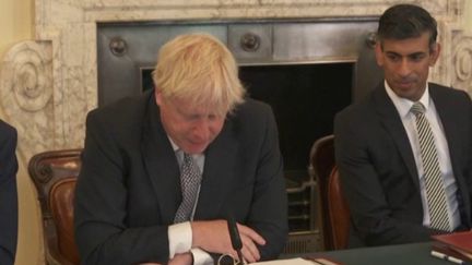 Les ministres britanniques de la Santé et des Finances ont annoncé leur démission, mardi 5 juillet. Leurs décisions désavouent le Premier ministre Boris Johnson, de plus en plus sous pression. (franceinfo)