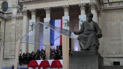 Les portraits des quatre r&eacute;sistants accroch&eacute;s aux colonnes du Panth&eacute;on &agrave; Paris le 26 mai 2015. (CITIZENSIDE/CHRISTOPHE BONNET / CITIZENSIDE.COM)