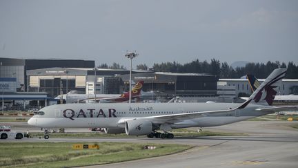 Un Airbus A350 de Qatar Airways, sur le tarmac de l'aéroport de Singapour. (WALLACE WOON / EPA)