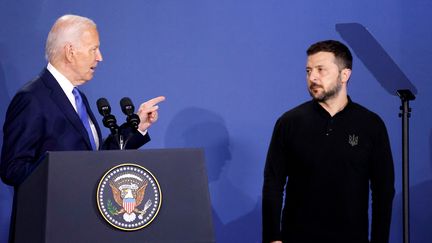 Le président américain Joe Biden s'exprime aux côtés du président ukrainien Volodymyr Zelensky, le 11 juillet 2024, à Washington. (LUDOVIC MARIN / AFP)