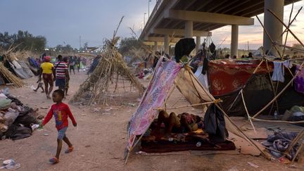 Plus de 15 000 migrants dont la plupart sont d'origine haïtienne, se sont installés dans un&nbsp;camp&nbsp;à la frontière américano-mexicaine, à Del Rio&nbsp;au Texas. Photo prise le 21 septembre 2021. (JOHN MOORE / GETTY IMAGES NORTH AMERICA)