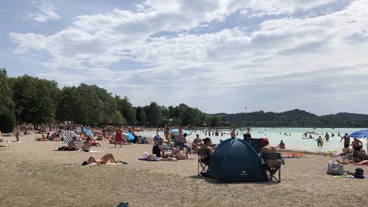 De nombreux touristes ont choisi les plages du Jura pour cet été 2020. (NOÉMIE BONNIN / FRANCEINFO / RADIO FRANCE)