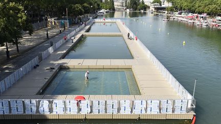 Les trois espaces de baignades aménagés dans le bassin de la Villette, le 7 juillet 2017 à Paris.&nbsp; (BERTRAND GUAY / AFP)