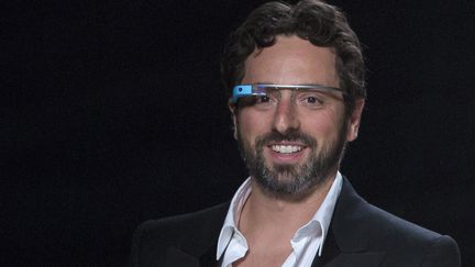 Le cofondateur de Google, Sergue&iuml; Brin, porte des Google Glasses apr&egrave;s un d&eacute;fil&eacute; de mode &agrave; New York (Etats-Unis), le 9 septembre 2012. (ANDREW KELLY / REUTERS)