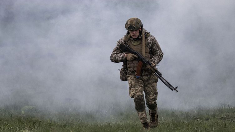 Un soldat de l'armée ukrainienne à l'entraînement prêt de Zaporijjia, en Ukraine le 20 avril 2023. (MUHAMMED ENES YILDIRIM / ANADOLU AGENCY / AFP)