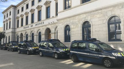 Des voitures de gendarmerie devant le palais de justice de Valence (Drôme) (Photo d'illustration). (FRANCK DAUMAS / FRANCE-BLEU DRÔME-ARDÈCHE)