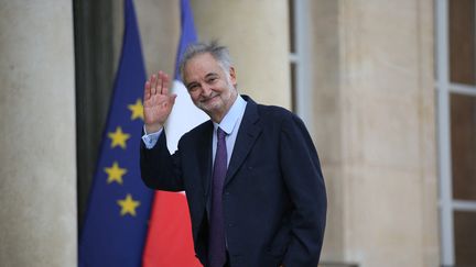 L'économiste et ancien conseiller du président Mitterrand Jacques Attali, à l'Elysée le 21 septembre 2013, pour remettre son rapport sur "l'économie positive". (KENZO TRIBOUILLARD / AFP)