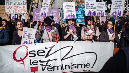 Une banderole d'Osez le féminisme déployée pendant la manifestation à l'occasion de la journée internationale des droits des femmes, le 8 mars 2022. (HERVE CHATEL / HANS LUCAS via AFP)