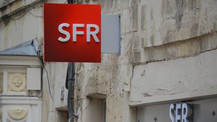 Le logo de l'entreprise SFR à La Rochelle (Charente-Maritime), le 28 juillet 2016. (FABRICE RESTIER / CROWDSPARK / AFP)