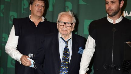 Le créateur de mode français Pierre Cardin avec son petit-neveu, Rodrigo Basilicati (à gauche) à Paris, le 21 septembre 2020 (LUCAS BARIOULET / AFP)