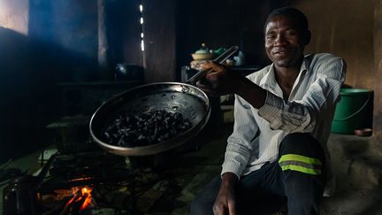 La recette est simple et éprouvée. Il faut d’abord les ébouillanter pour les attendrir, puis les poêler à feu vif pour obtenir un extérieur croustillant à souhait. "J'ai toujours aimé ça. Petite fille, je partais en chercher dans le bush avec mes petits voisins. On les conservait en les faisant sécher, ça dépannait quand on n'avait plus autre chose à grignoter pour le goûter", confie Winnie Chikaonda à l'AFP.&nbsp; &nbsp; (JEKESAI NJIKIZANA / AFP)