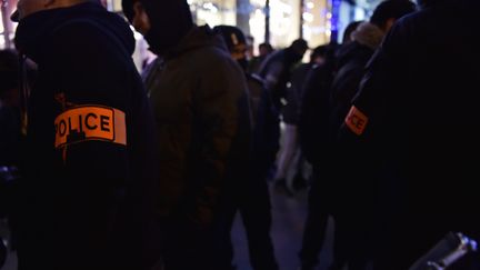 Des policiers rassemblés le 3 novembre 2016 devant la salle Wagram, à Paris, pour interpeller les candidats à primaire de la droite et du centre (CHRISTOPHE ARCHAMBAULT / AFP)