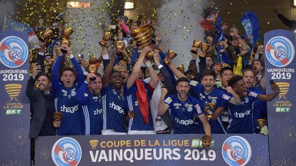 Les footballeurs strasbourgeois, vainqueurs de la Coupe de la Ligue en finale contre Guingamp, le 30 mars 2019. (PHILIPPE HUGUEN / AFP)