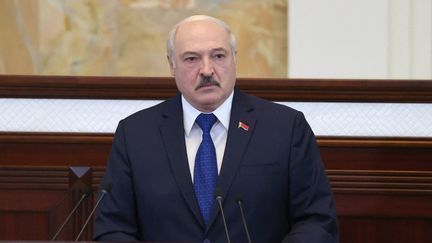 Le président biélorusse Alexandre Loukachenko s'adresse aux parlementaires, aux membres de la commission constitutionnnelle et aux représentants des corps de l'administration, le 26 mai 2021 à Minsk. (MAXIM GUCHEK / BELTA / AFP)
