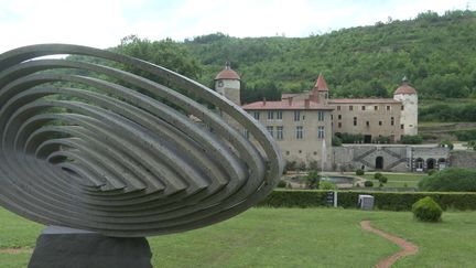 Une vingtaine de sculptures de Thierry Courtadon se fondent dans le décor du château de la Batisse, à Chanonat, dans le Puy-de-Dôme. La pierre de lave de Volvic, c'est la matière qu'il préfère ! L'exposition "Une pierre dans mon jardin" surprendra et émerveillera le public jusqu'à la fin du mois d'août.