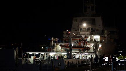 Des rescap&eacute;s arrivent dans le port de Catane (Italie), le 20 avril 2015, apr&egrave;s le naufrage de leur embarcation au large des c&ocirc;tes libyennes. (ALBERTO PIZZOLI / AFP)