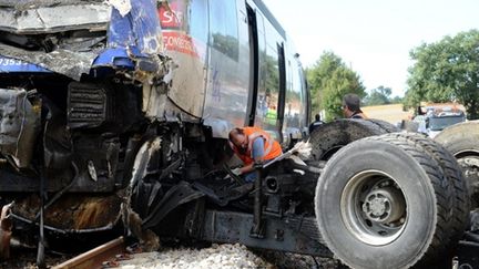 Collision entre un TER Auch-Toulouse et un camion à un passage à niveau sans barrière près de Gimont (27/09/2010). (AFP/ERIC CABANIS)