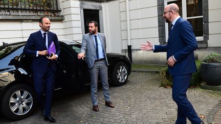 Le Français Edouard Philippe (à gauche) et le Belge Charles Michel, deux Premiers ministres en exercice à avoir été ciblés par le logiciel Pegasus. Bruxelles (Belgique) le 16 octobre 2017 (EMMANUEL DUNAND / AFP)